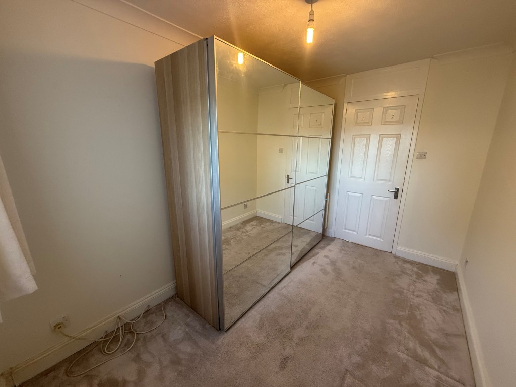 Lot: 116 - TWO-BEDROOM GROUND FLOOR APARTMENT CLOSE TO BRAINTREE TOWN CENTRE - Other view of 2nd bedroom with doors to hallway